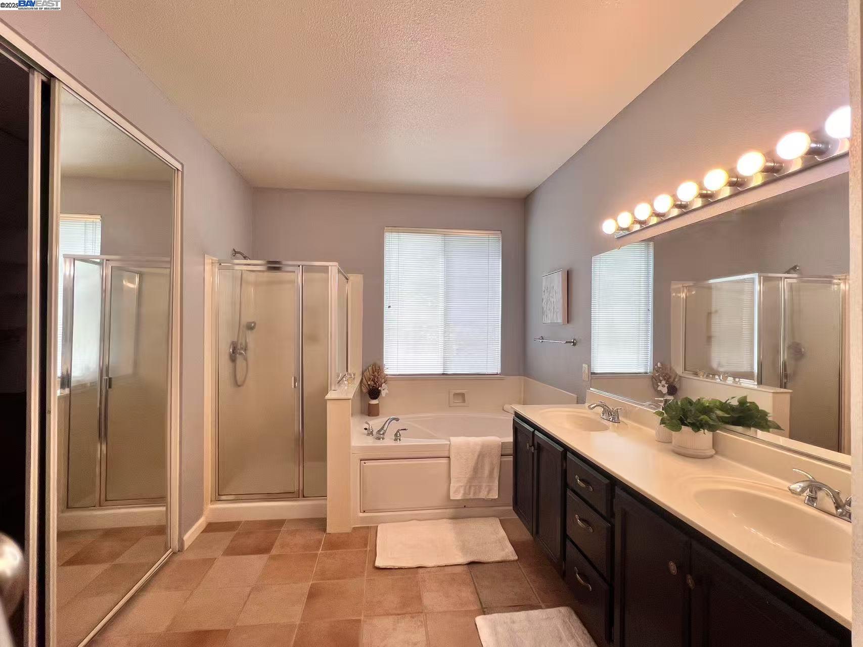 Detail Gallery Image 16 of 39 For 6472 Brook Hollow Cir, Stockton,  CA 95219 - 5 Beds | 2/1 Baths