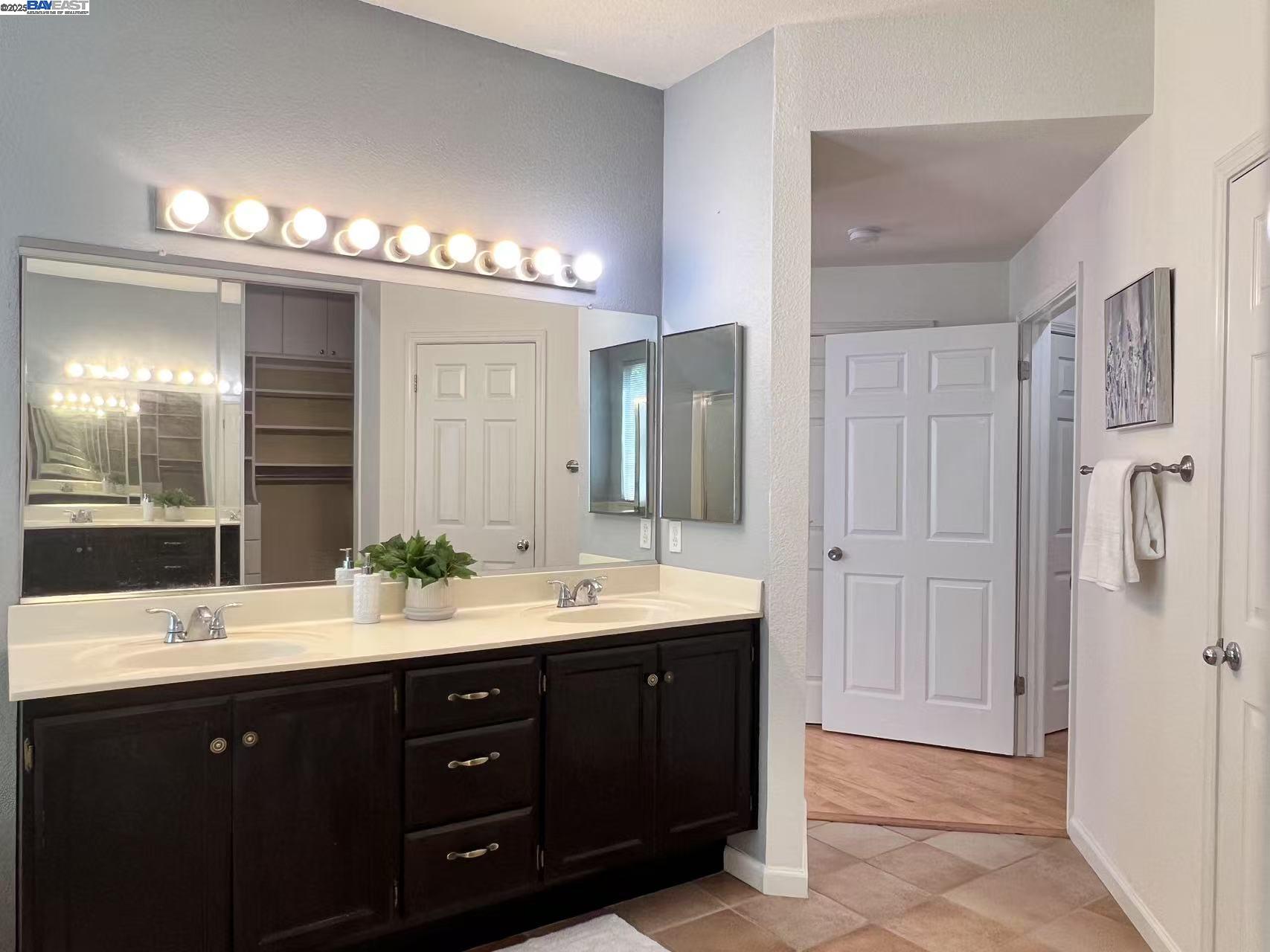 Detail Gallery Image 17 of 39 For 6472 Brook Hollow Cir, Stockton,  CA 95219 - 5 Beds | 2/1 Baths