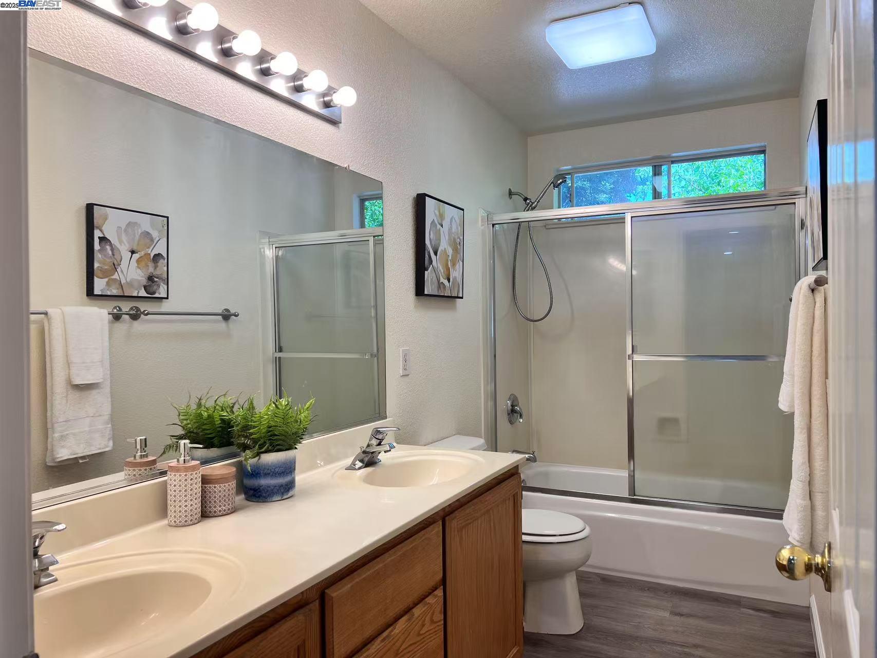 Detail Gallery Image 25 of 39 For 6472 Brook Hollow Cir, Stockton,  CA 95219 - 5 Beds | 2/1 Baths