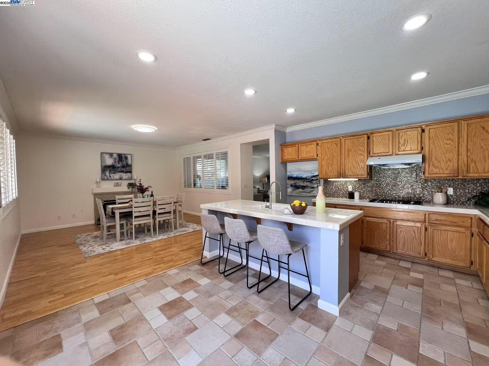 Detail Gallery Image 8 of 39 For 6472 Brook Hollow Cir, Stockton,  CA 95219 - 5 Beds | 2/1 Baths