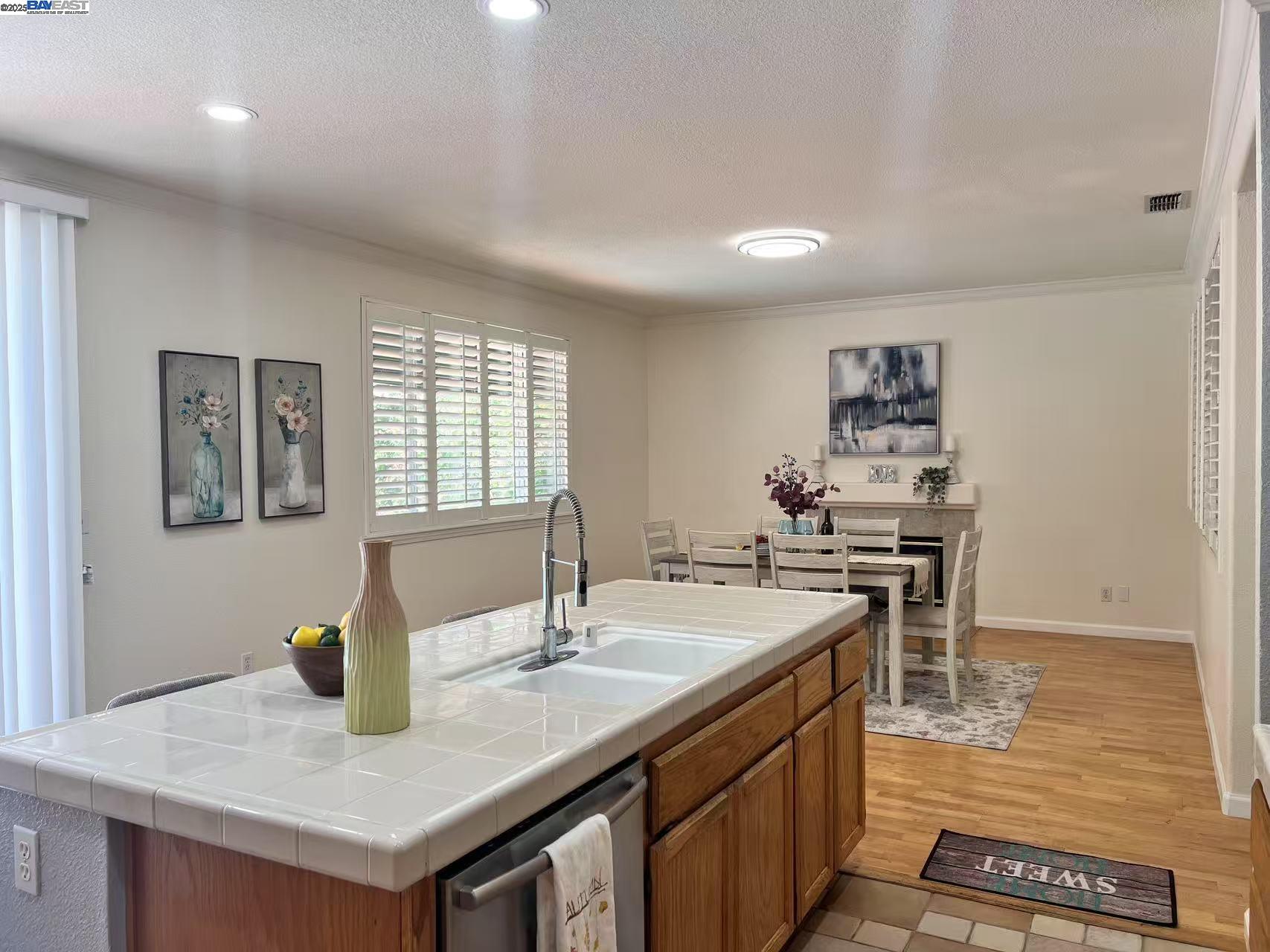 Detail Gallery Image 9 of 39 For 6472 Brook Hollow Cir, Stockton,  CA 95219 - 5 Beds | 2/1 Baths