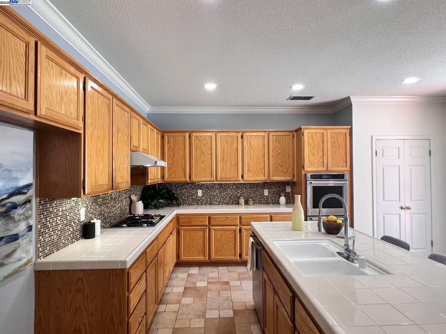 Detail Gallery Image 10 of 39 For 6472 Brook Hollow Cir, Stockton,  CA 95219 - 5 Beds | 2/1 Baths