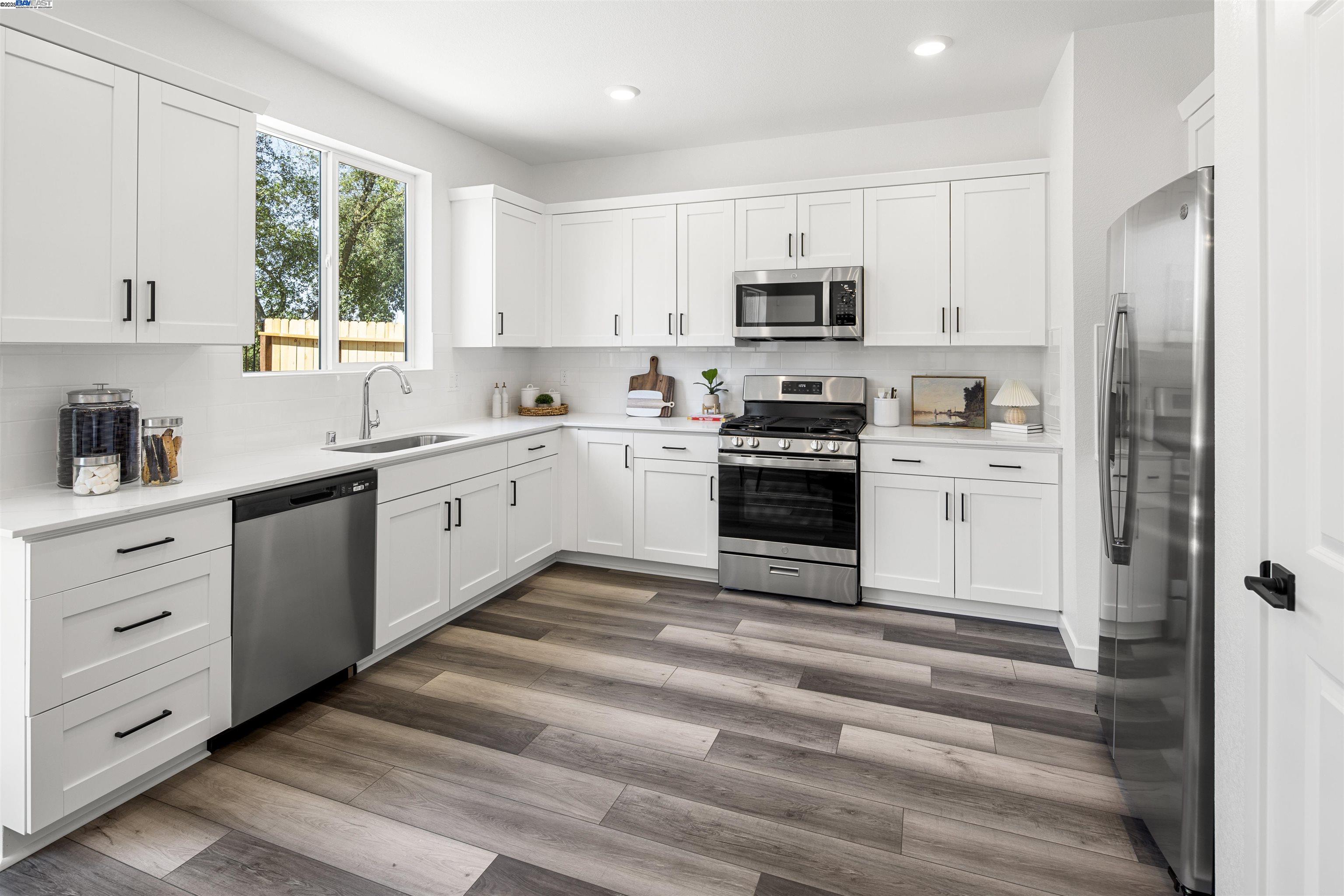 Detail Gallery Image 4 of 6 For 862 Pecan Tree Ln, Galt,  CA 95632 - 3 Beds | 2/1 Baths