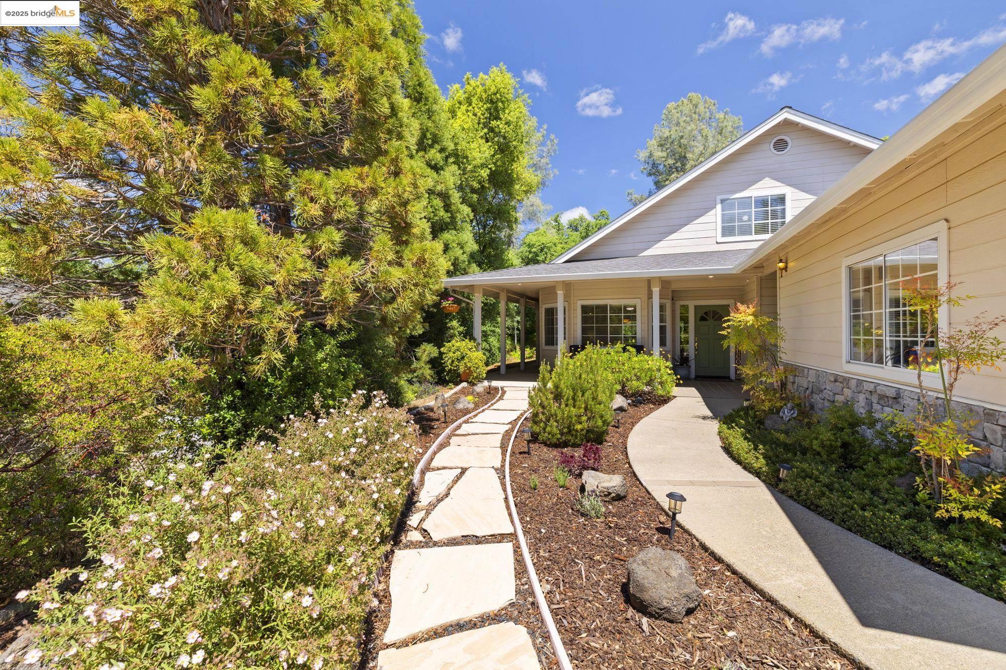 Detail Gallery Image 2 of 32 For 12960 Sunnyhill Ct, Sonora,  CA 95370 - 3 Beds | 3 Baths