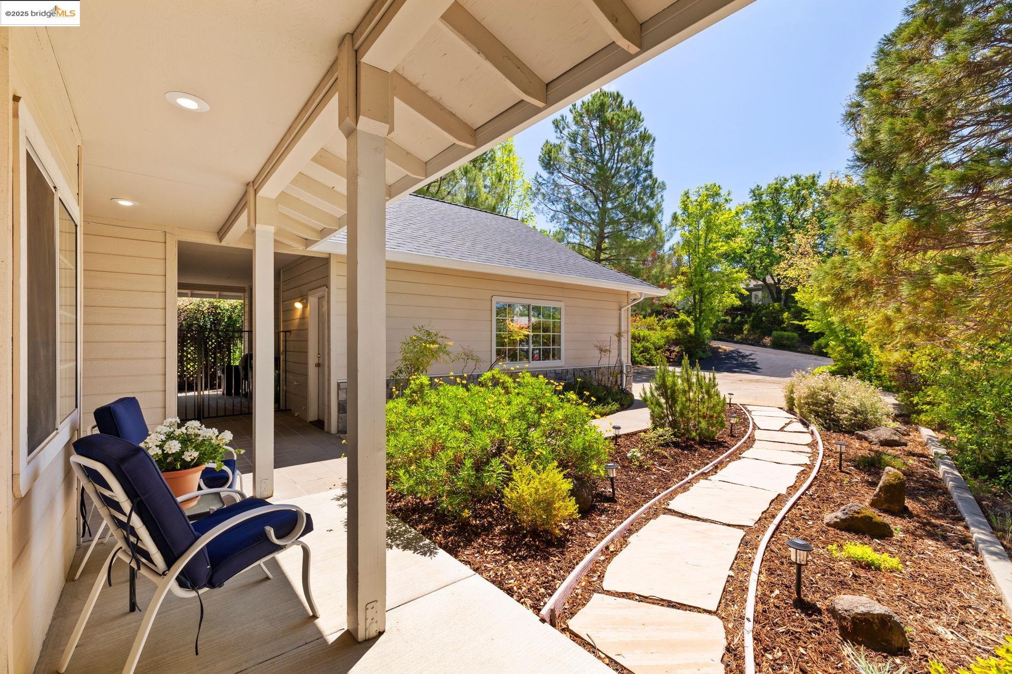 Detail Gallery Image 4 of 32 For 12960 Sunnyhill Ct, Sonora,  CA 95370 - 3 Beds | 3 Baths
