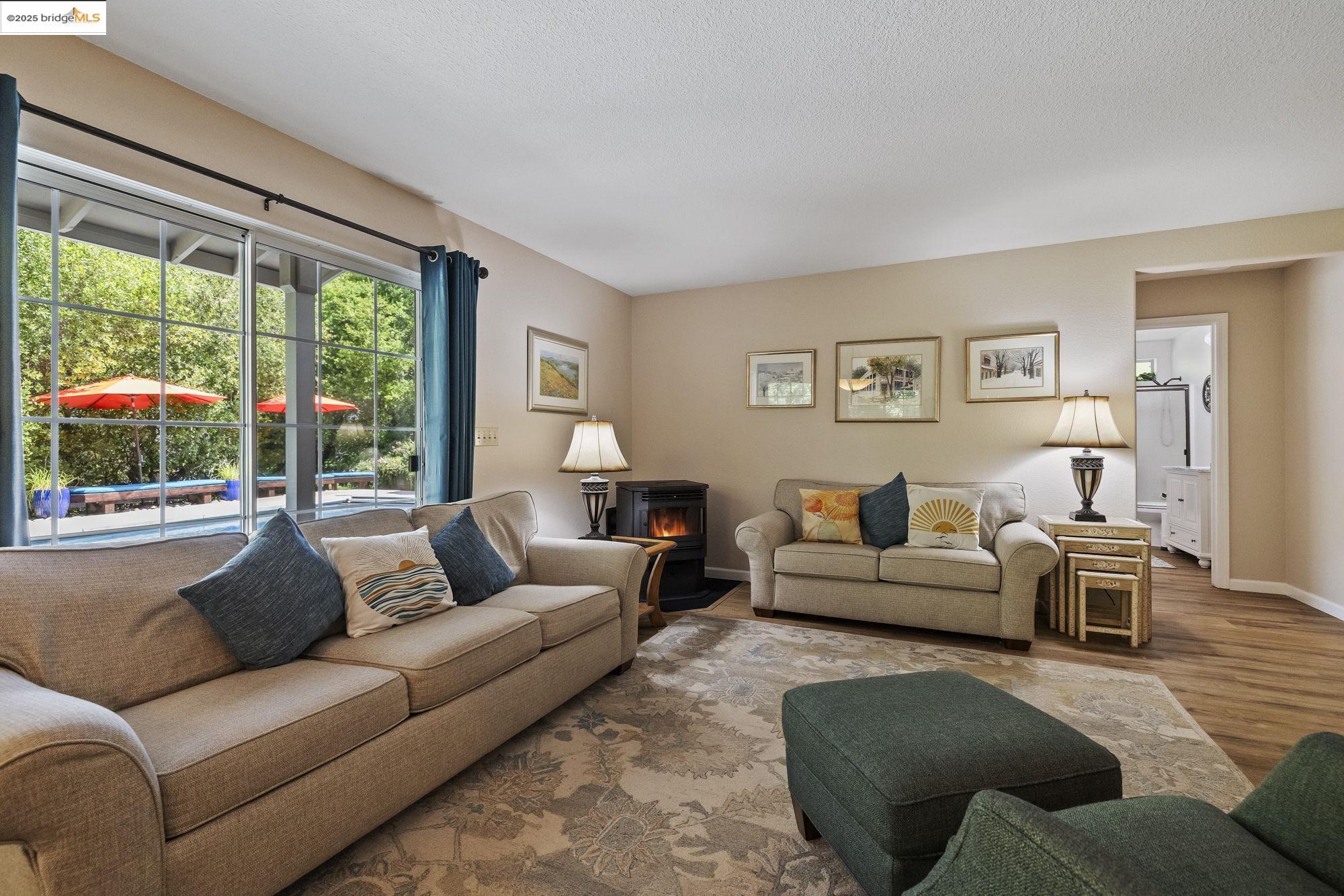 Detail Gallery Image 5 of 32 For 12960 Sunnyhill Ct, Sonora,  CA 95370 - 3 Beds | 3 Baths