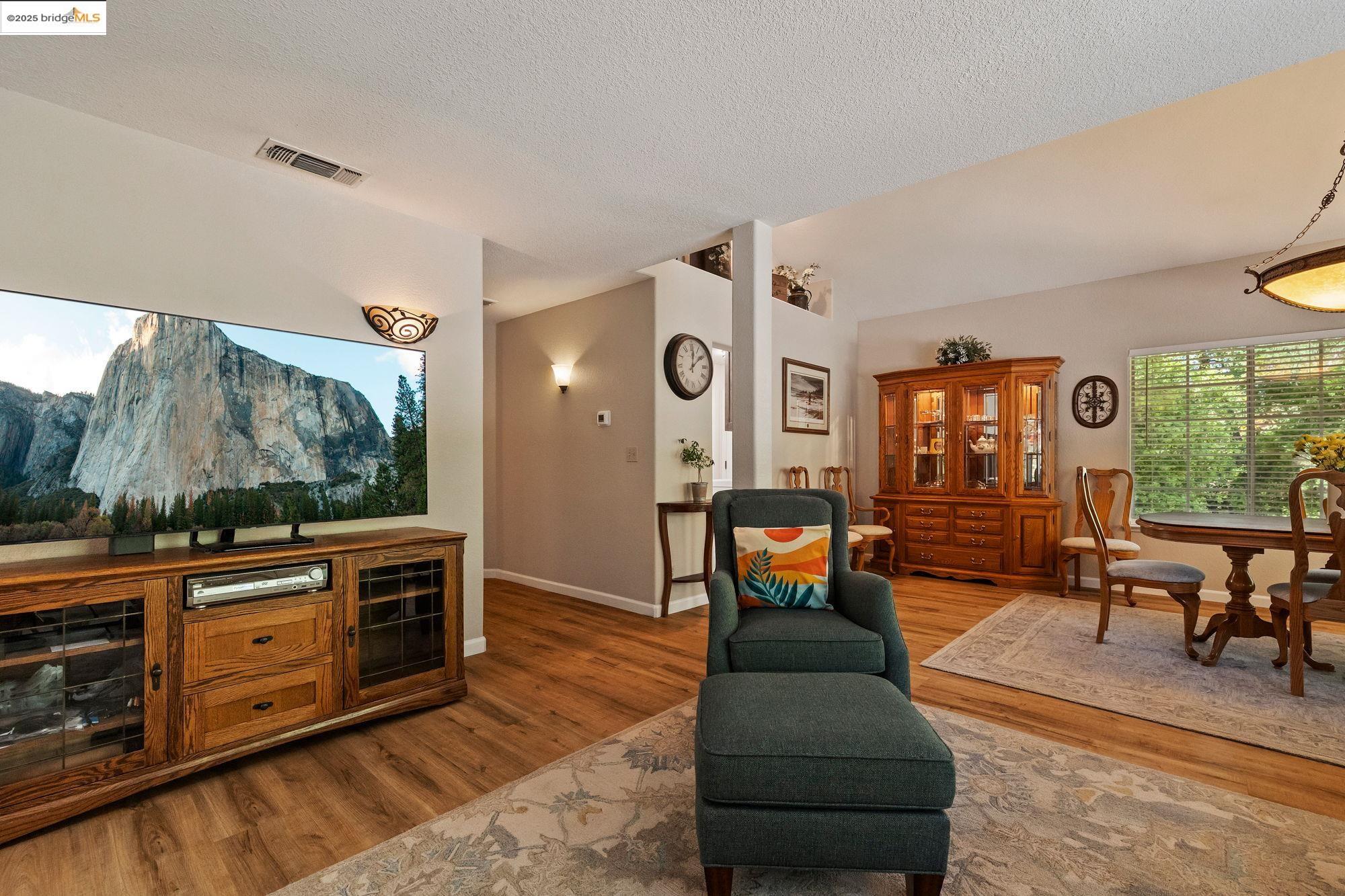 Detail Gallery Image 6 of 32 For 12960 Sunnyhill Ct, Sonora,  CA 95370 - 3 Beds | 3 Baths