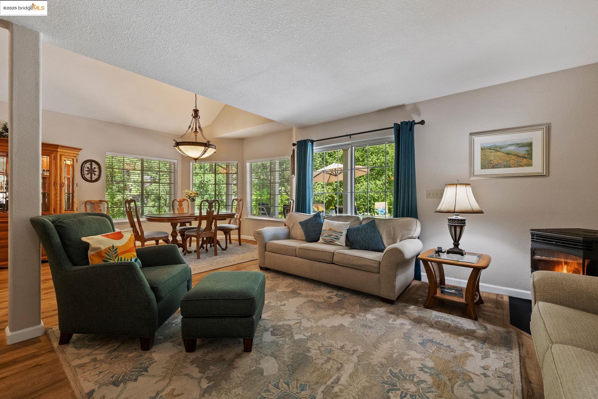 Detail Gallery Image 7 of 32 For 12960 Sunnyhill Ct, Sonora,  CA 95370 - 3 Beds | 3 Baths