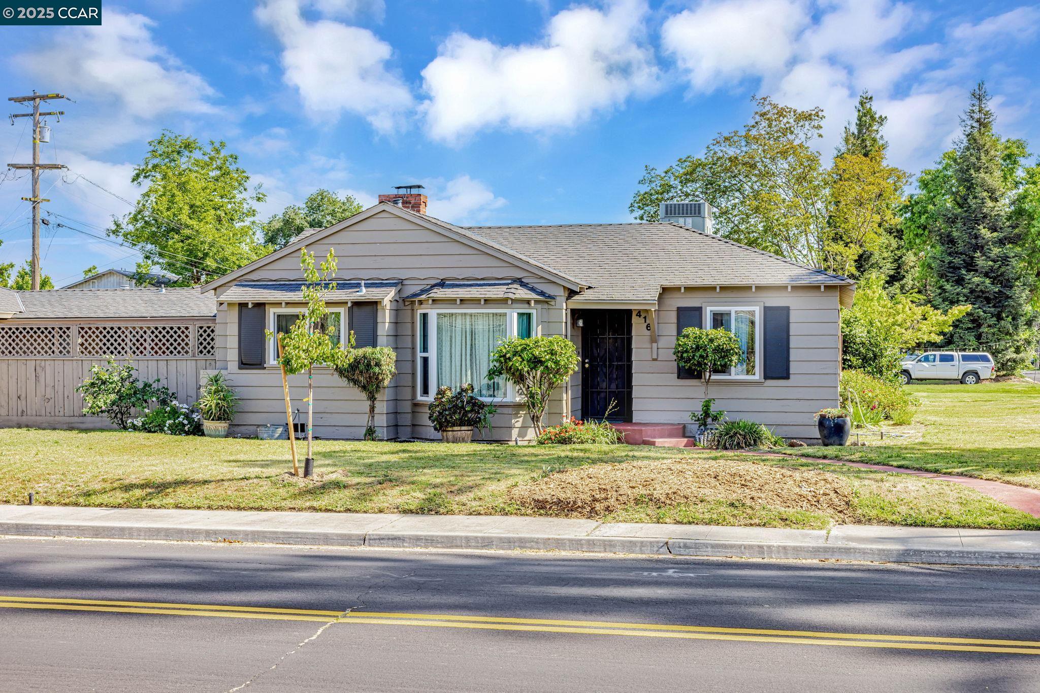 Detail Gallery Image 2 of 45 For 416 Wilson Ave, Modesto,  CA 95354 - 3 Beds | 3 Baths