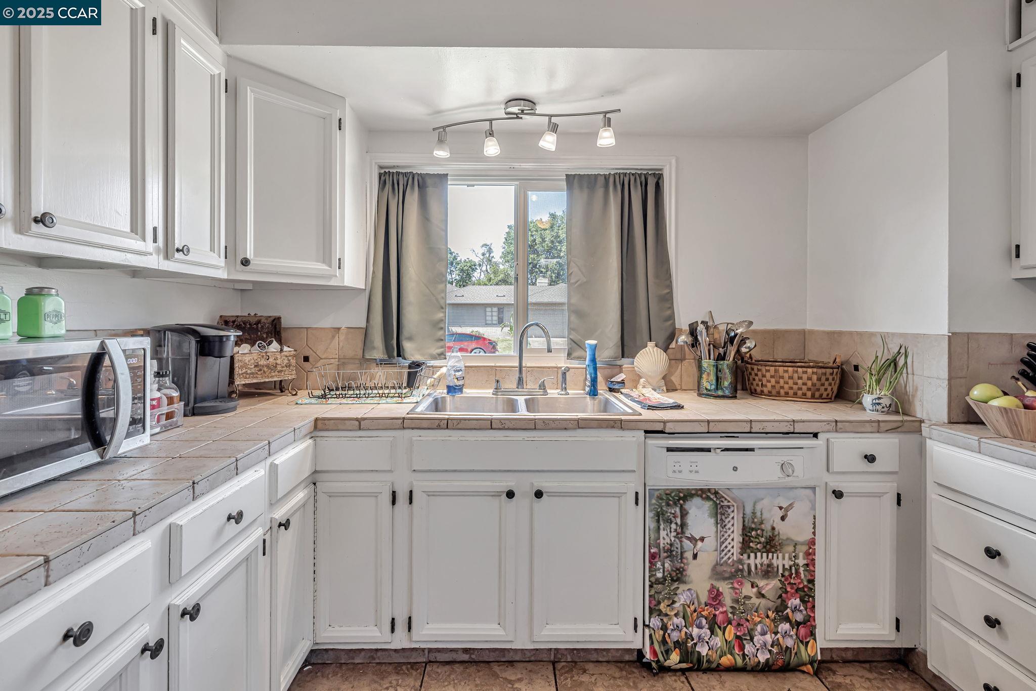 Detail Gallery Image 9 of 45 For 416 Wilson Ave, Modesto,  CA 95354 - 3 Beds | 3 Baths
