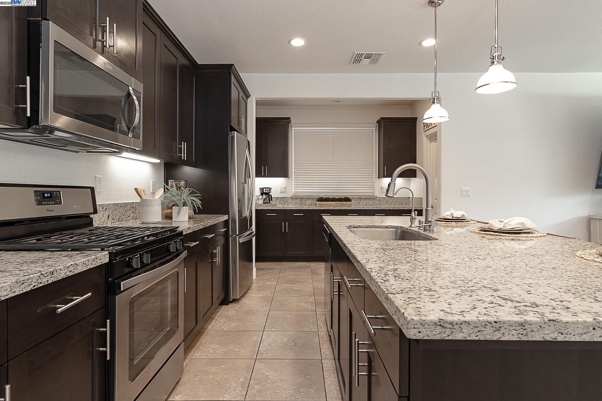 Detail Gallery Image 10 of 26 For 18082 Amador Dr, Lathrop,  CA 95330 - 4 Beds | 3 Baths