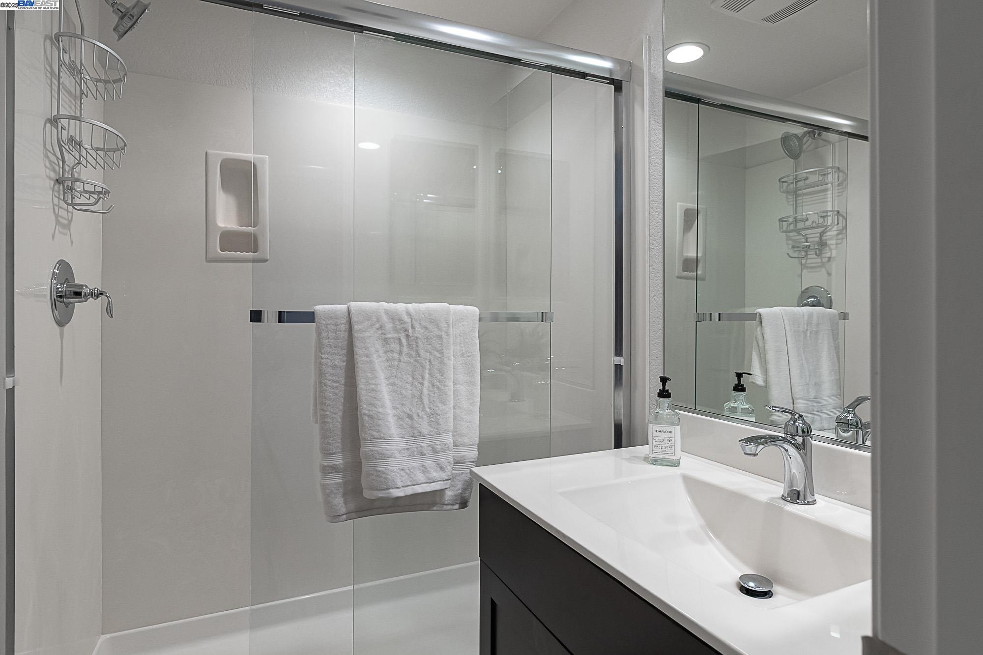 Detail Gallery Image 6 of 26 For 18082 Amador Dr, Lathrop,  CA 95330 - 4 Beds | 3 Baths