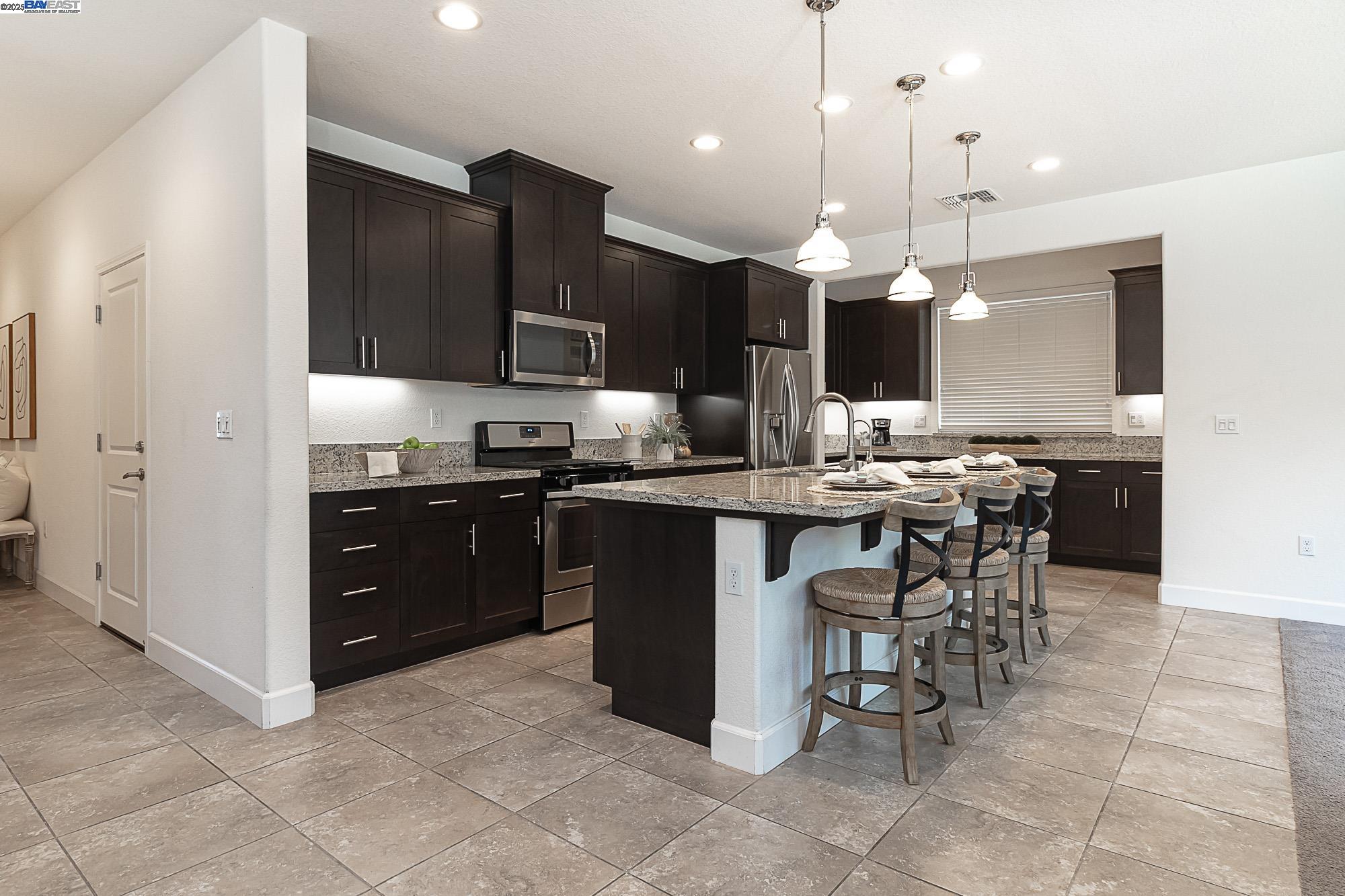 Detail Gallery Image 8 of 26 For 18082 Amador Dr, Lathrop,  CA 95330 - 4 Beds | 3 Baths