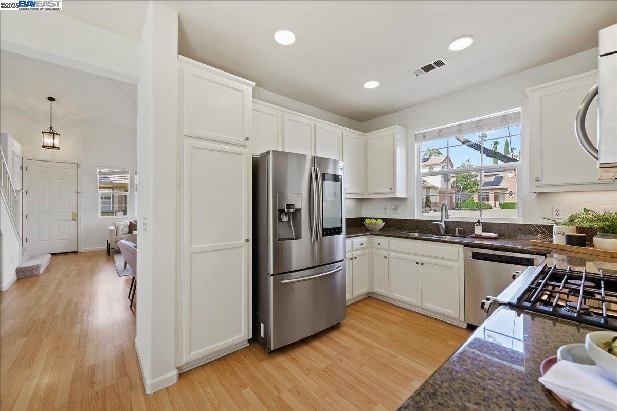 Detail Gallery Image 8 of 32 For 3989 Strafford Ct, Dublin,  CA 94568 - 3 Beds | 2/1 Baths