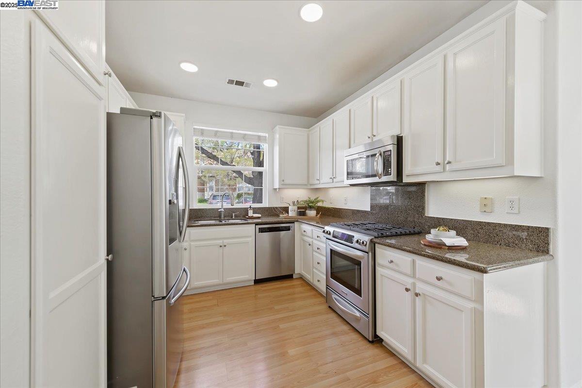 Detail Gallery Image 9 of 32 For 3989 Strafford Ct, Dublin,  CA 94568 - 3 Beds | 2/1 Baths