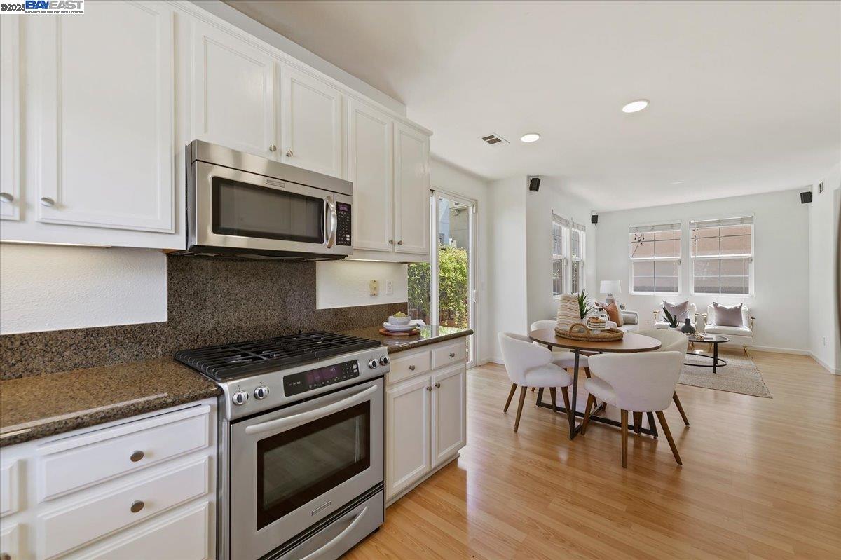 Detail Gallery Image 11 of 32 For 3989 Strafford Ct, Dublin,  CA 94568 - 3 Beds | 2/1 Baths