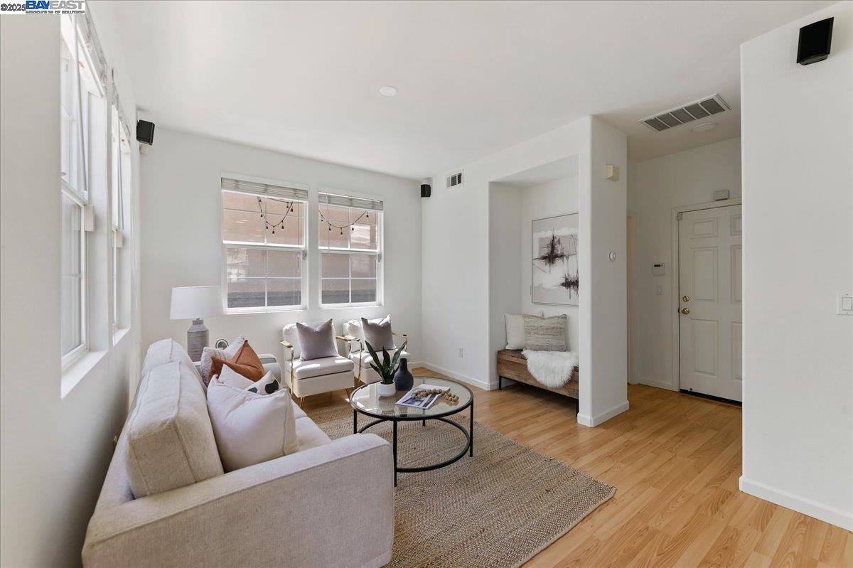 Detail Gallery Image 16 of 32 For 3989 Strafford Ct, Dublin,  CA 94568 - 3 Beds | 2/1 Baths
