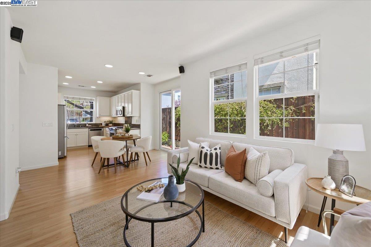 Detail Gallery Image 17 of 32 For 3989 Strafford Ct, Dublin,  CA 94568 - 3 Beds | 2/1 Baths