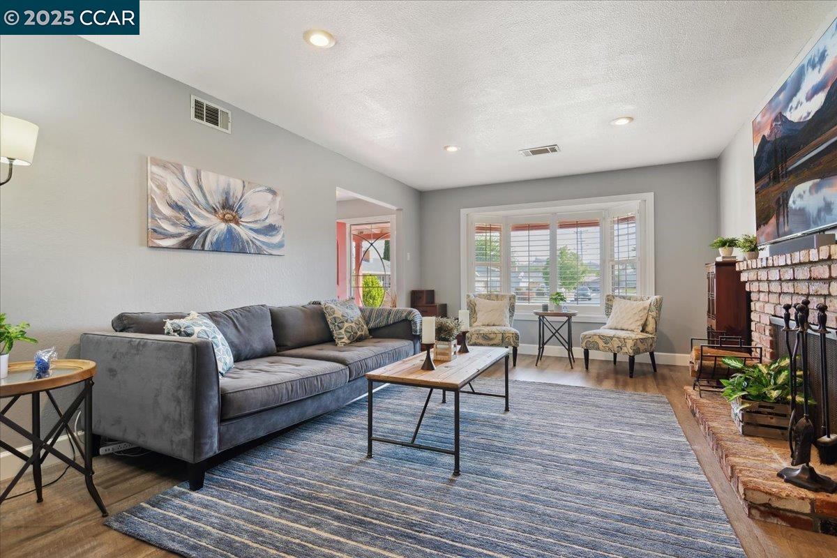 Detail Gallery Image 6 of 41 For 220 Longview Ct, Antioch,  CA 94509 - 3 Beds | 2 Baths