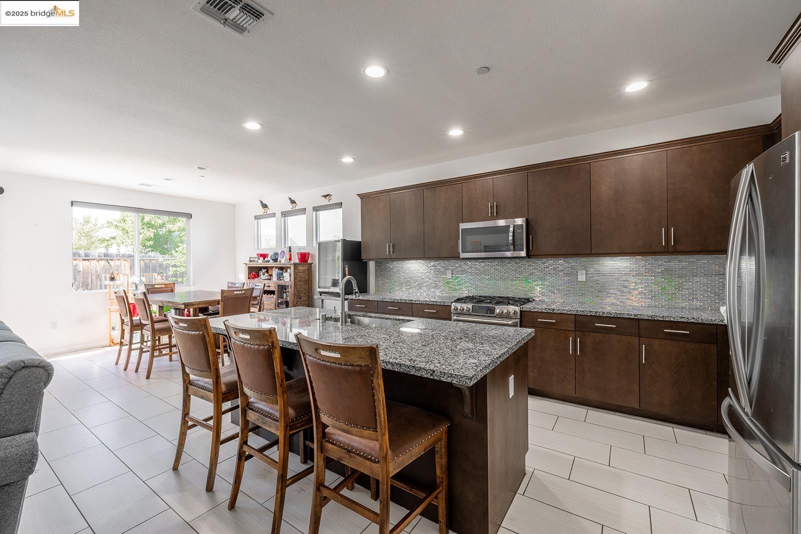Detail Gallery Image 9 of 23 For 14 Prescott Circle, Oakley,  CA 94561-2096 - 3 Beds | 2 Baths