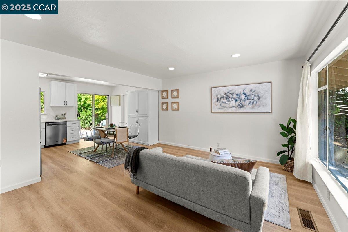 Detail Gallery Image 2 of 46 For 6615 Evergreen Ave, Oakland,  CA 94611 - 2 Beds | 1 Baths