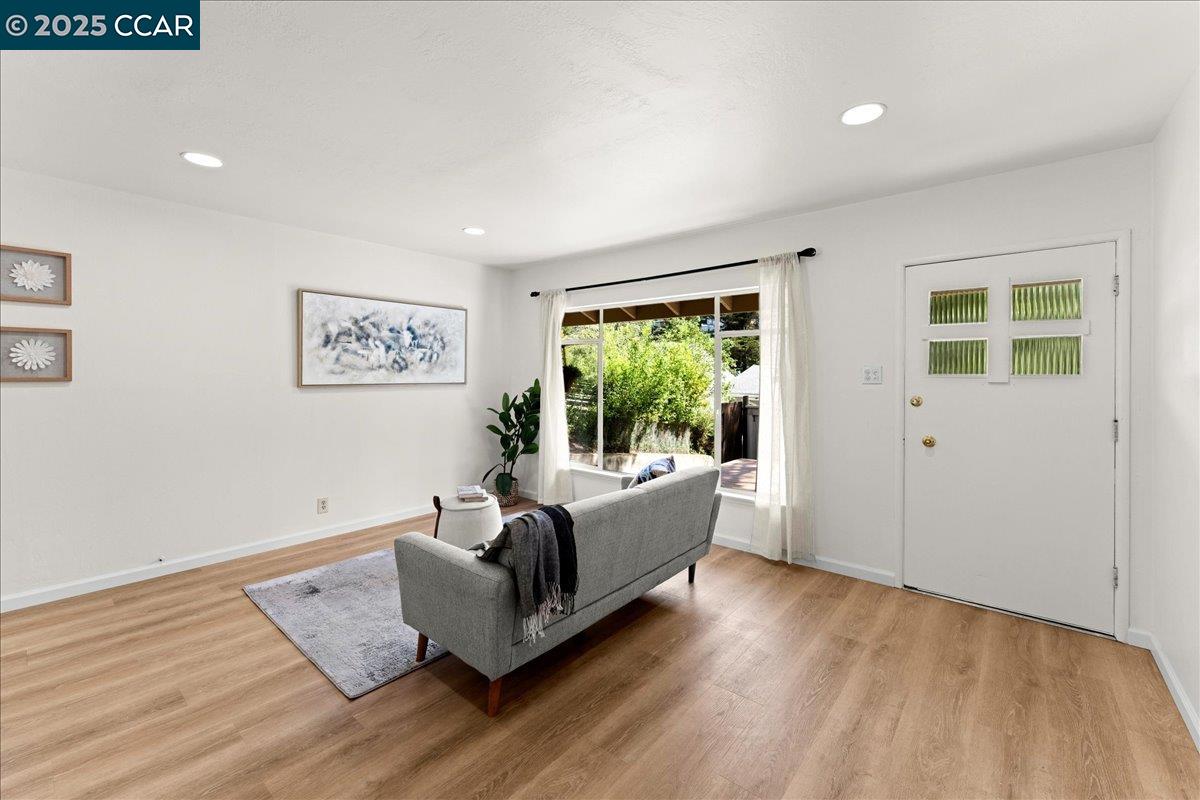 Detail Gallery Image 3 of 46 For 6615 Evergreen Ave, Oakland,  CA 94611 - 2 Beds | 1 Baths