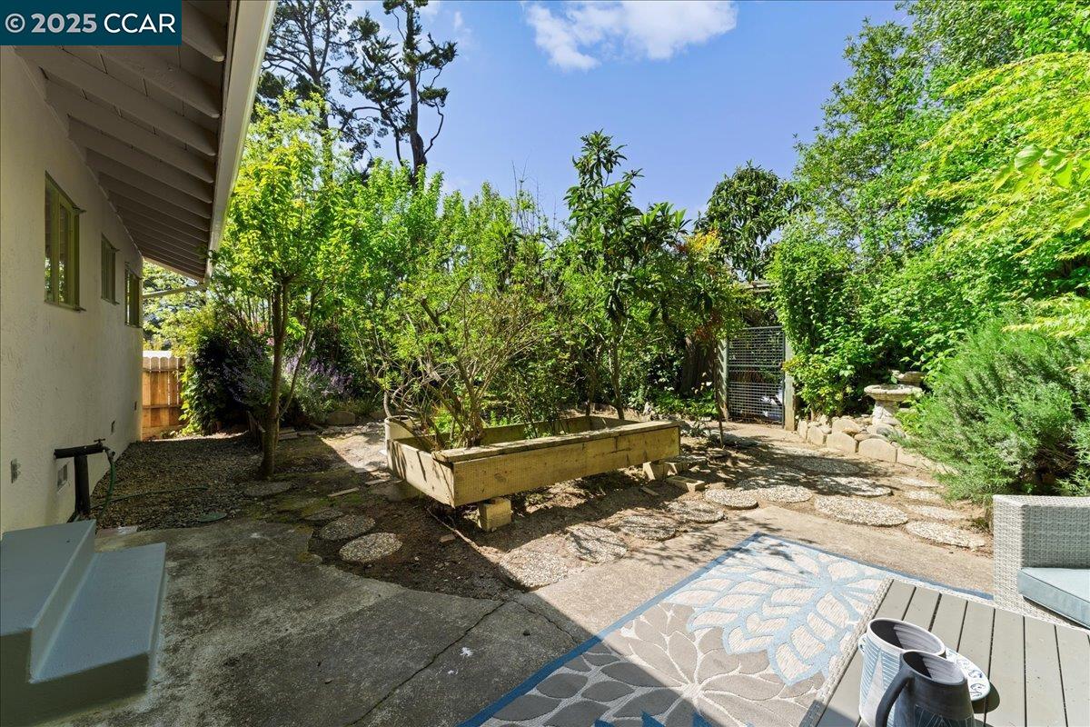 Detail Gallery Image 29 of 46 For 6615 Evergreen Ave, Oakland,  CA 94611 - 2 Beds | 1 Baths