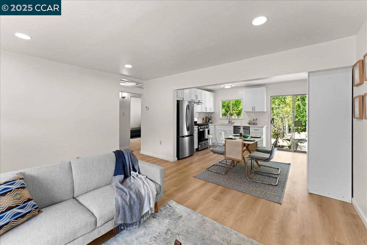Detail Gallery Image 4 of 46 For 6615 Evergreen Ave, Oakland,  CA 94611 - 2 Beds | 1 Baths