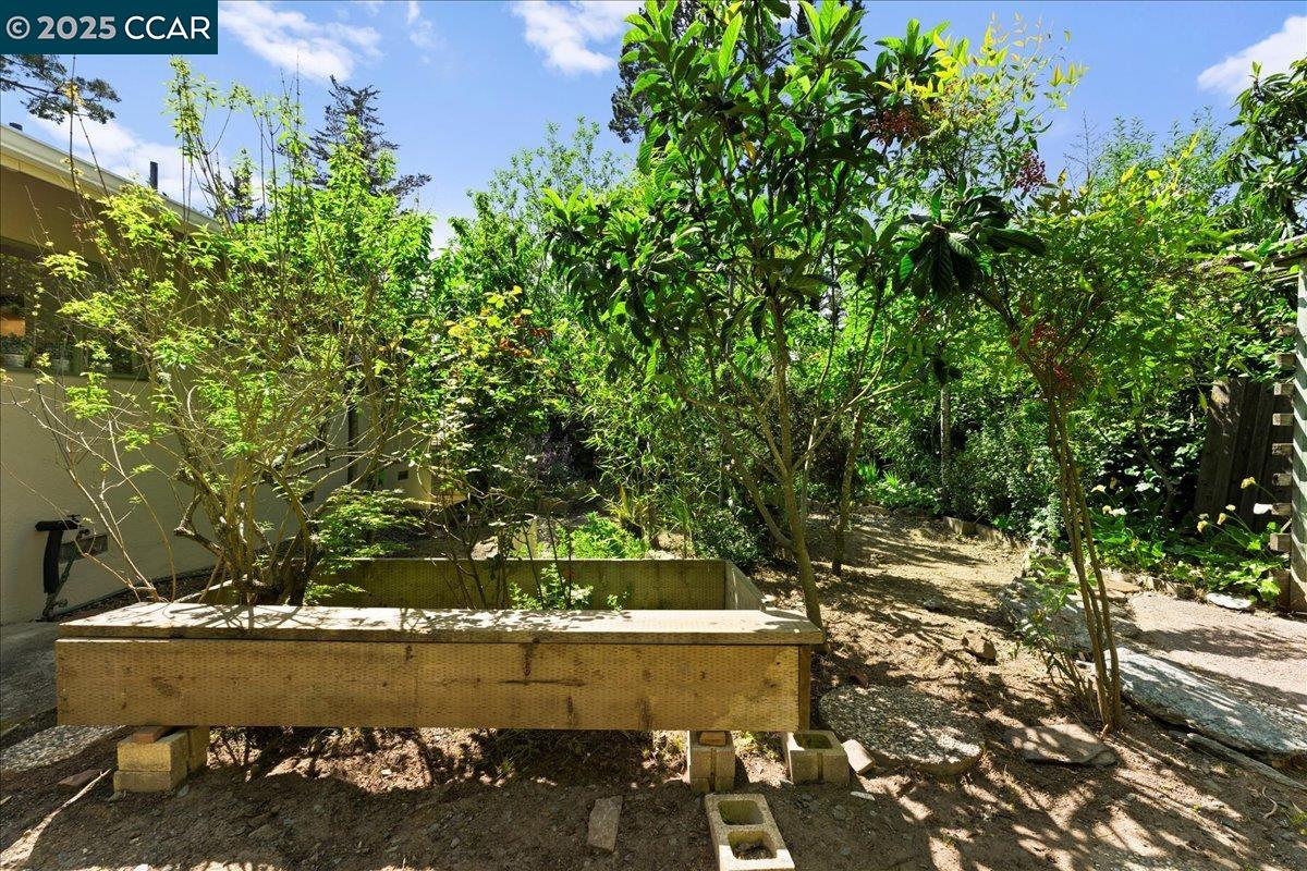 Detail Gallery Image 31 of 46 For 6615 Evergreen Ave, Oakland,  CA 94611 - 2 Beds | 1 Baths