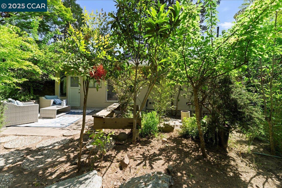 Detail Gallery Image 33 of 46 For 6615 Evergreen Ave, Oakland,  CA 94611 - 2 Beds | 1 Baths