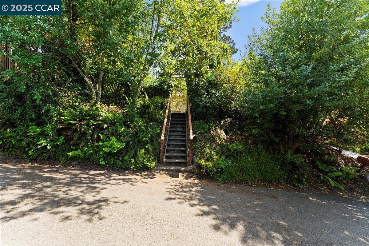 Detail Gallery Image 34 of 46 For 6615 Evergreen Ave, Oakland,  CA 94611 - 2 Beds | 1 Baths