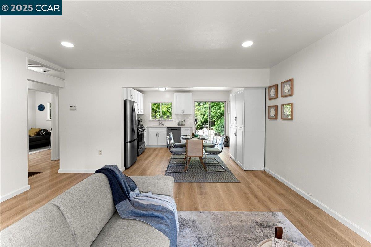 Detail Gallery Image 5 of 46 For 6615 Evergreen Ave, Oakland,  CA 94611 - 2 Beds | 1 Baths