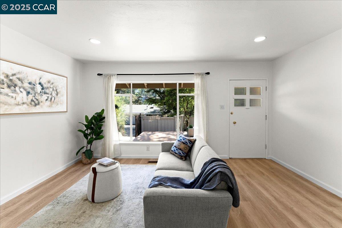 Detail Gallery Image 6 of 46 For 6615 Evergreen Ave, Oakland,  CA 94611 - 2 Beds | 1 Baths