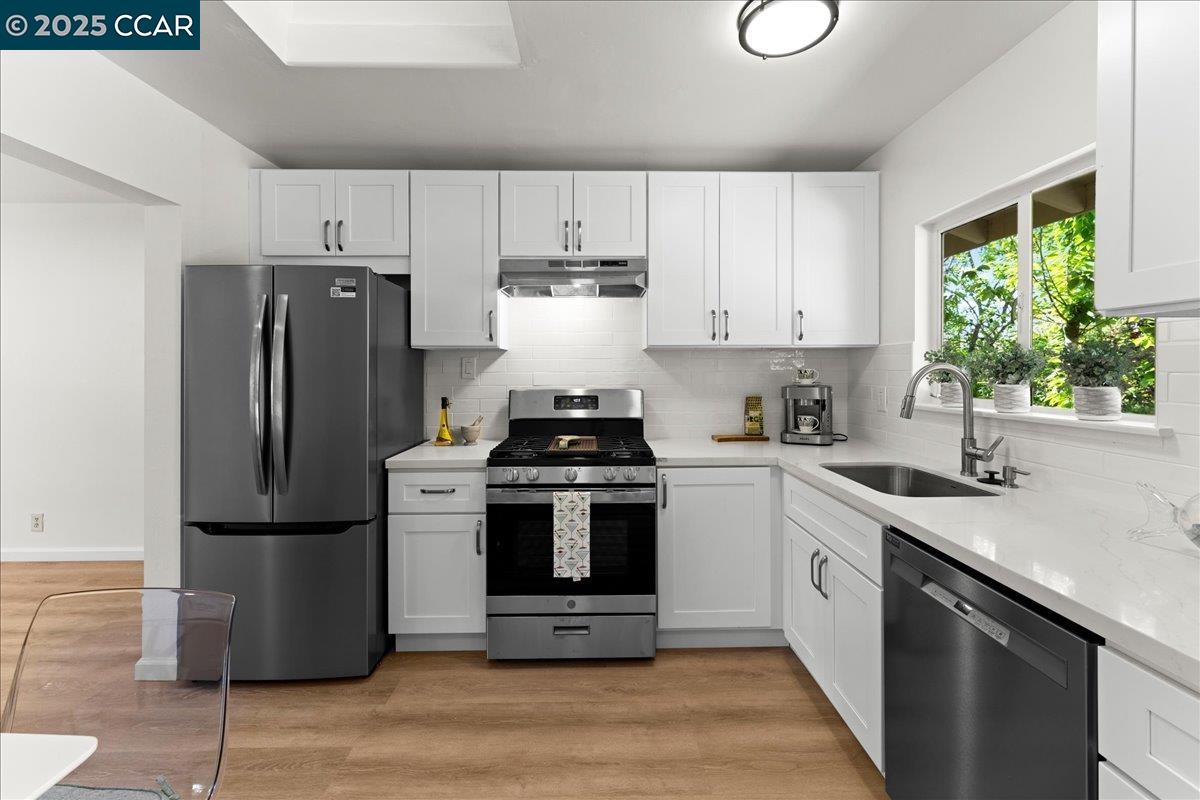 Detail Gallery Image 9 of 46 For 6615 Evergreen Ave, Oakland,  CA 94611 - 2 Beds | 1 Baths