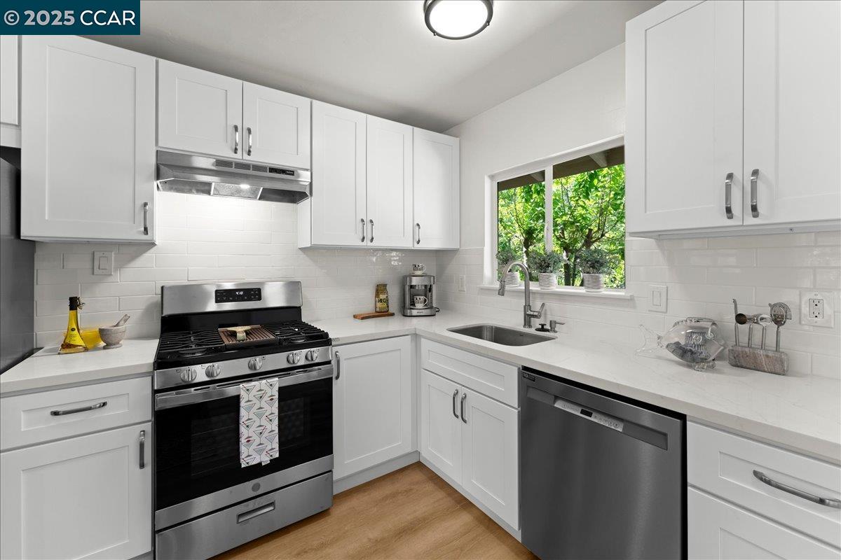 Detail Gallery Image 10 of 46 For 6615 Evergreen Ave, Oakland,  CA 94611 - 2 Beds | 1 Baths