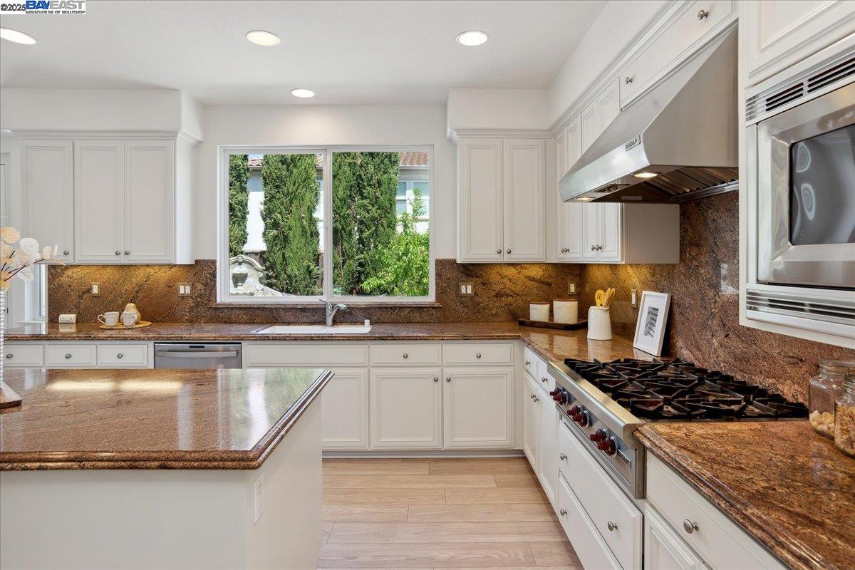 Detail Gallery Image 18 of 47 For 1139 Deer Creek Ct, Pleasanton,  CA 94566 - 5 Beds | 4 Baths