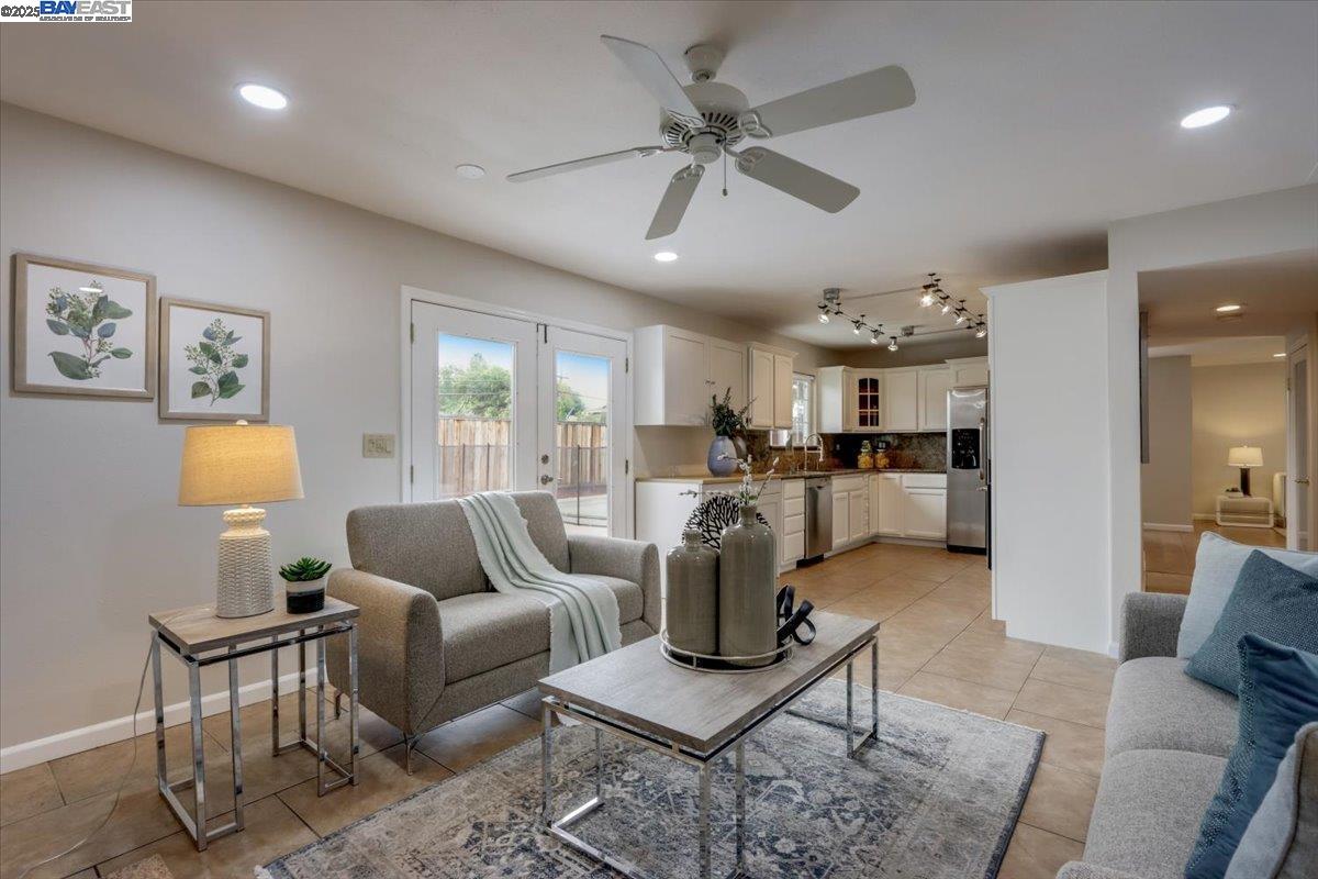 Detail Gallery Image 8 of 29 For 5921 Indian Ave, San Jose,  CA 95123 - 5 Beds | 3 Baths