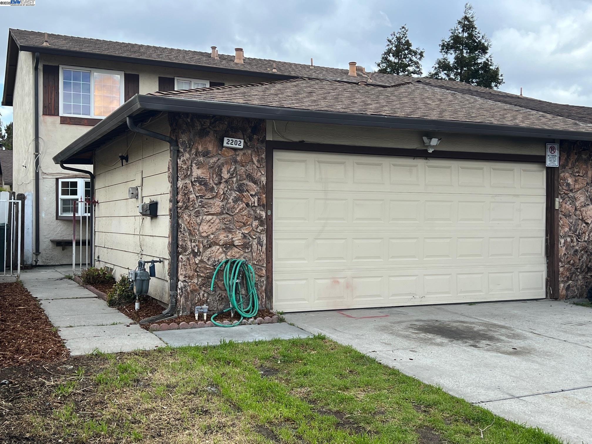 Detail Gallery Image 1 of 16 For 2202 Banyan Way, Antioch,  CA 94509 - 4 Beds | 2/1 Baths