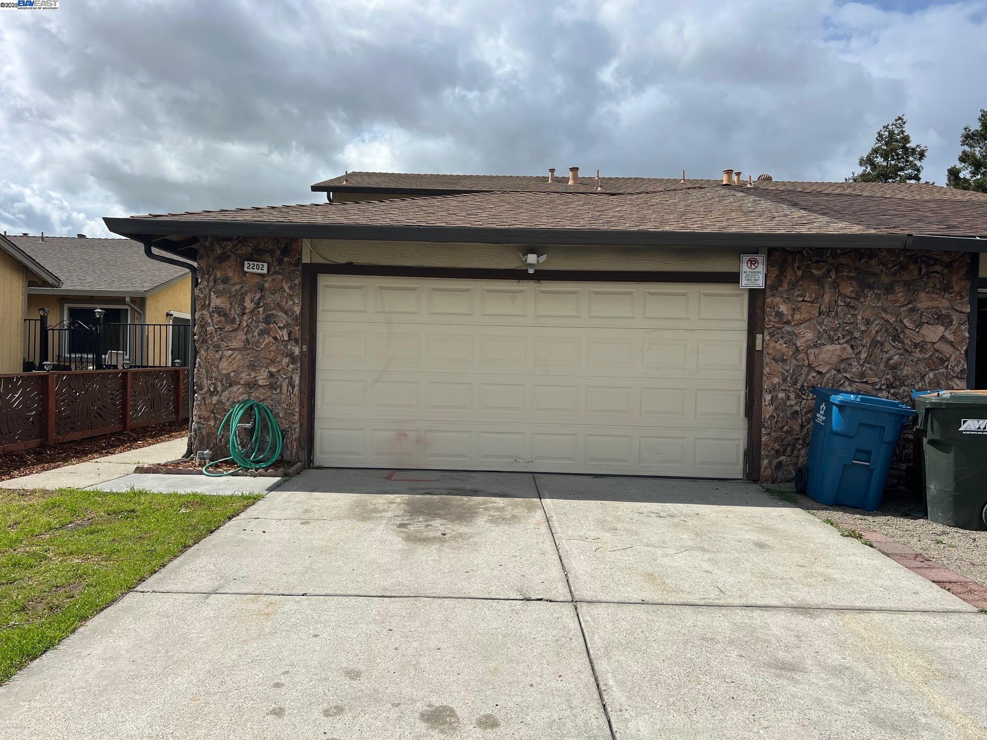 Detail Gallery Image 2 of 16 For 2202 Banyan Way, Antioch,  CA 94509 - 4 Beds | 2/1 Baths