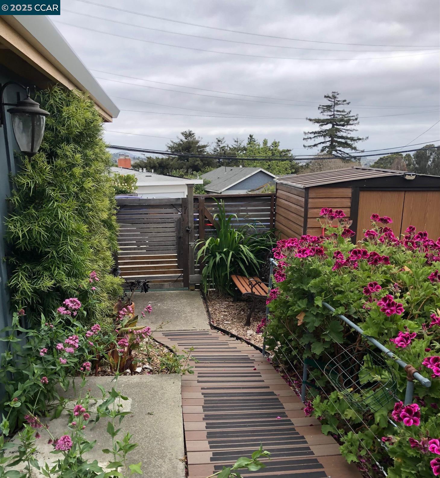 Detail Gallery Image 2 of 46 For 1502 Hillcrest Road, San Pablo,  CA 94806 - 2 Beds | 2/1 Baths