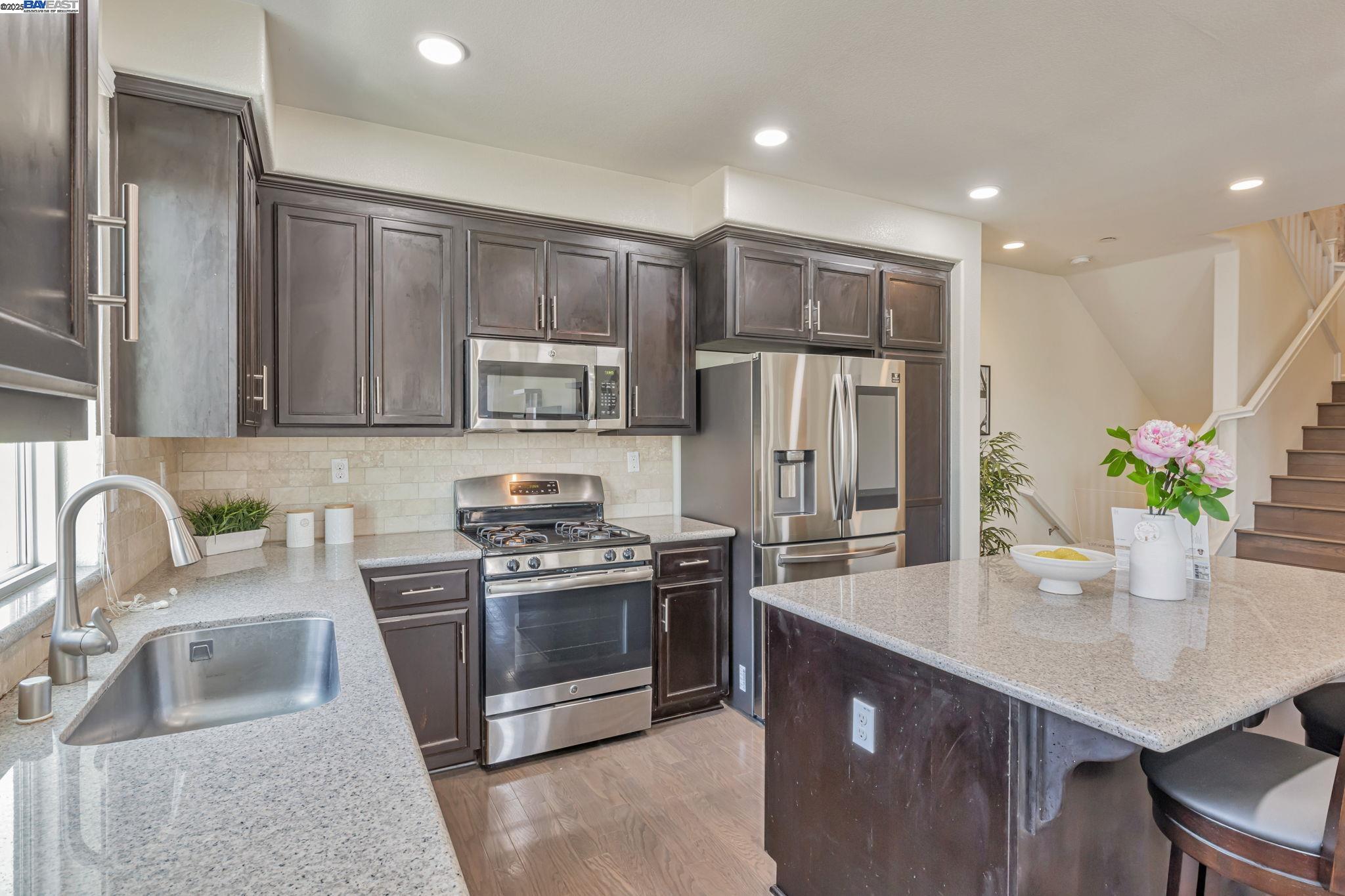 Detail Gallery Image 13 of 39 For 5681 Pandorea Terrace, Newark,  CA 94560 - 3 Beds | 3 Baths