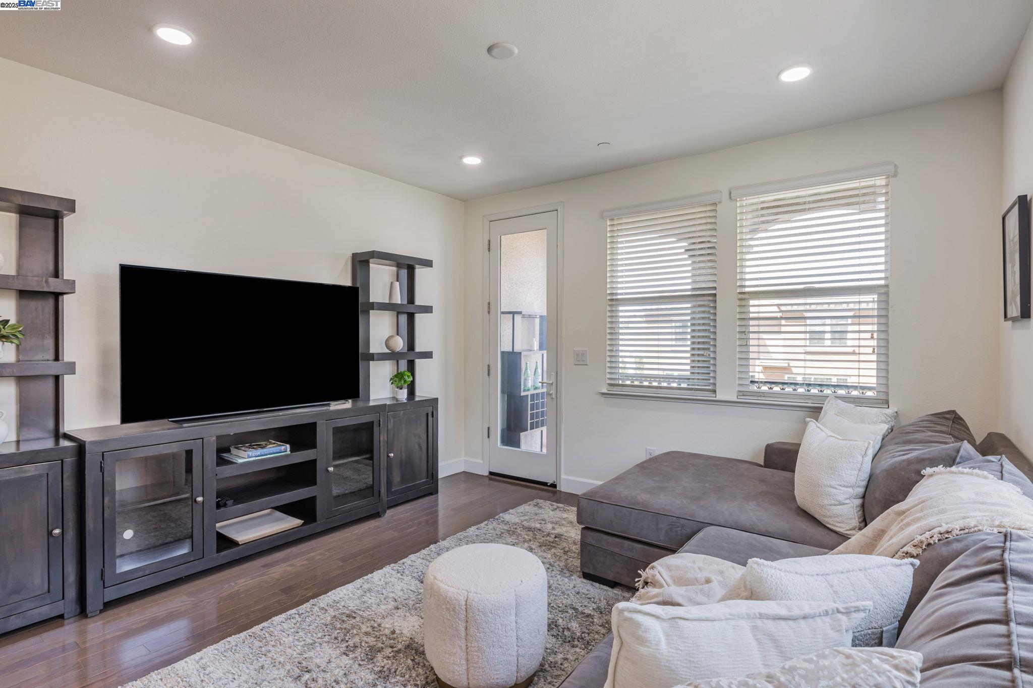 Detail Gallery Image 9 of 39 For 5681 Pandorea Terrace, Newark,  CA 94560 - 3 Beds | 3 Baths