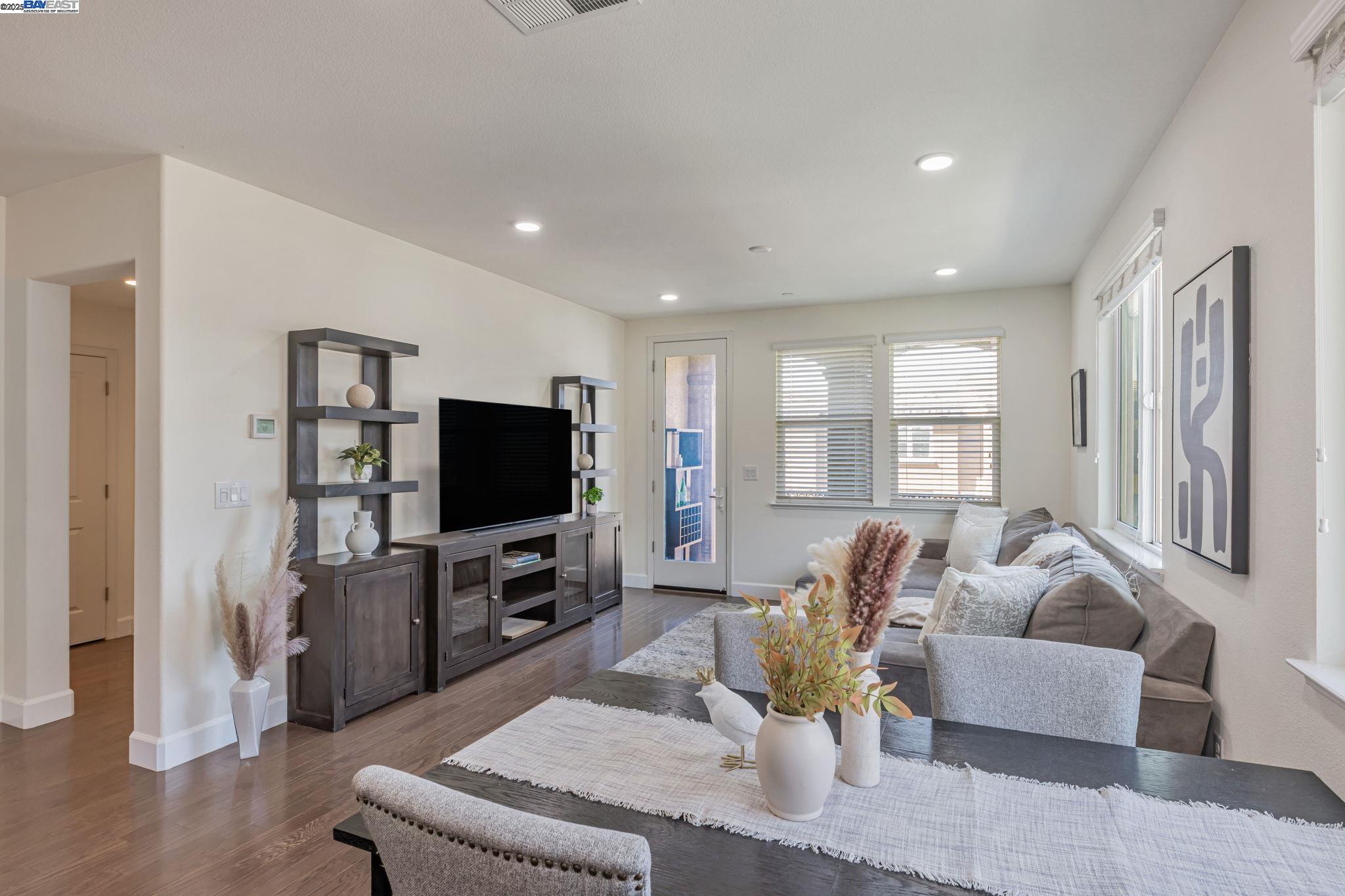 Detail Gallery Image 10 of 39 For 5681 Pandorea Terrace, Newark,  CA 94560 - 3 Beds | 3 Baths