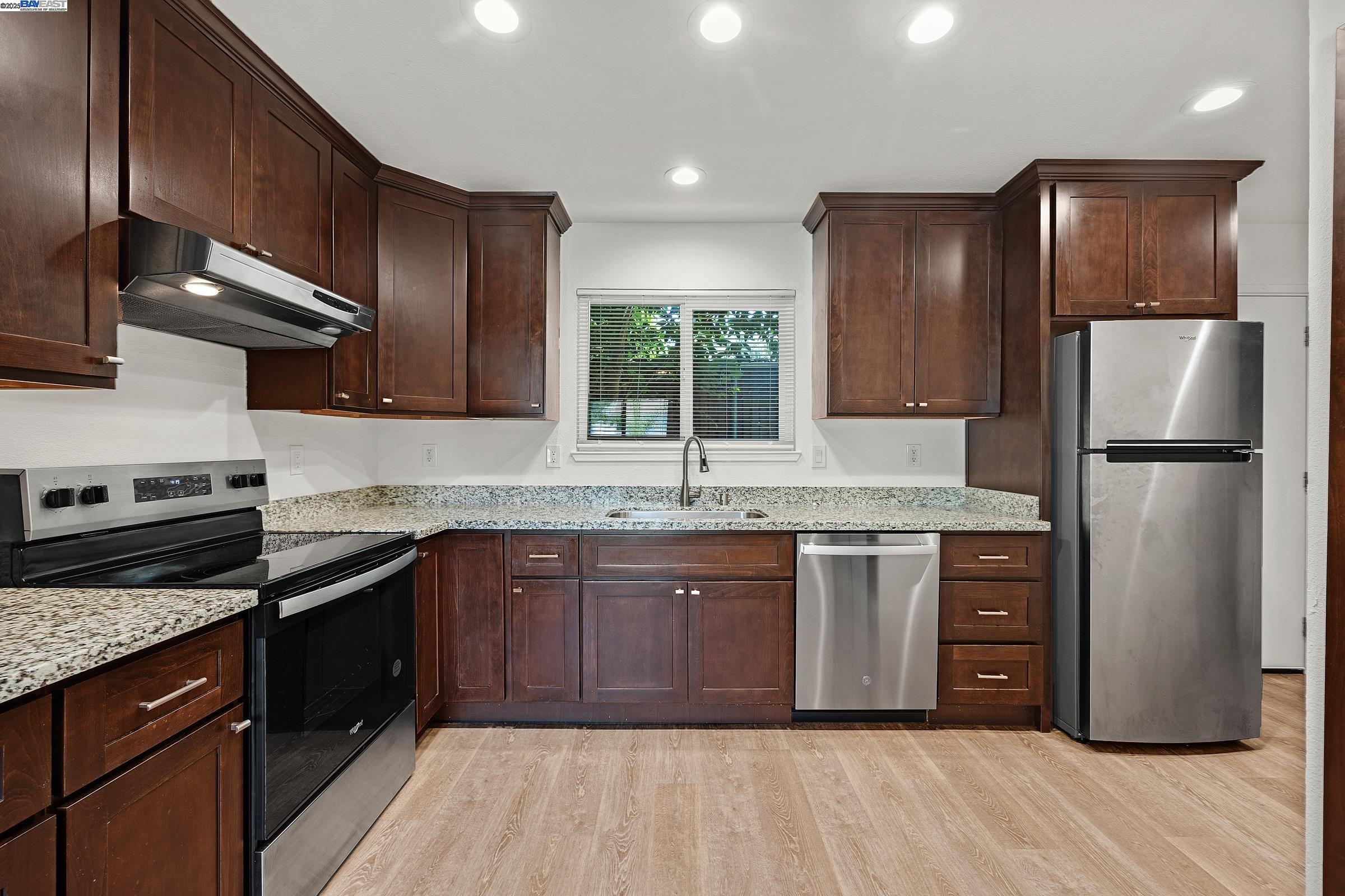 Detail Gallery Image 2 of 21 For 80 Portola Way #104,  Tracy,  CA 95376 - 3 Beds | 1/1 Baths