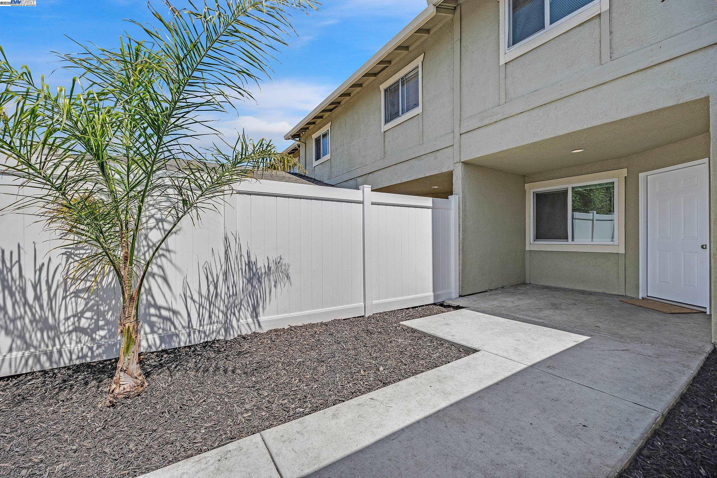 Detail Gallery Image 18 of 21 For 80 Portola Way #104,  Tracy,  CA 95376 - 3 Beds | 1/1 Baths