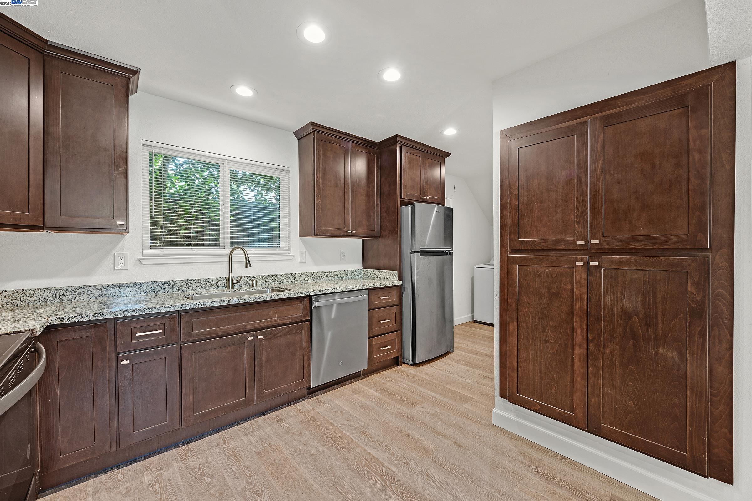 Detail Gallery Image 3 of 21 For 80 Portola Way #104,  Tracy,  CA 95376 - 3 Beds | 1/1 Baths