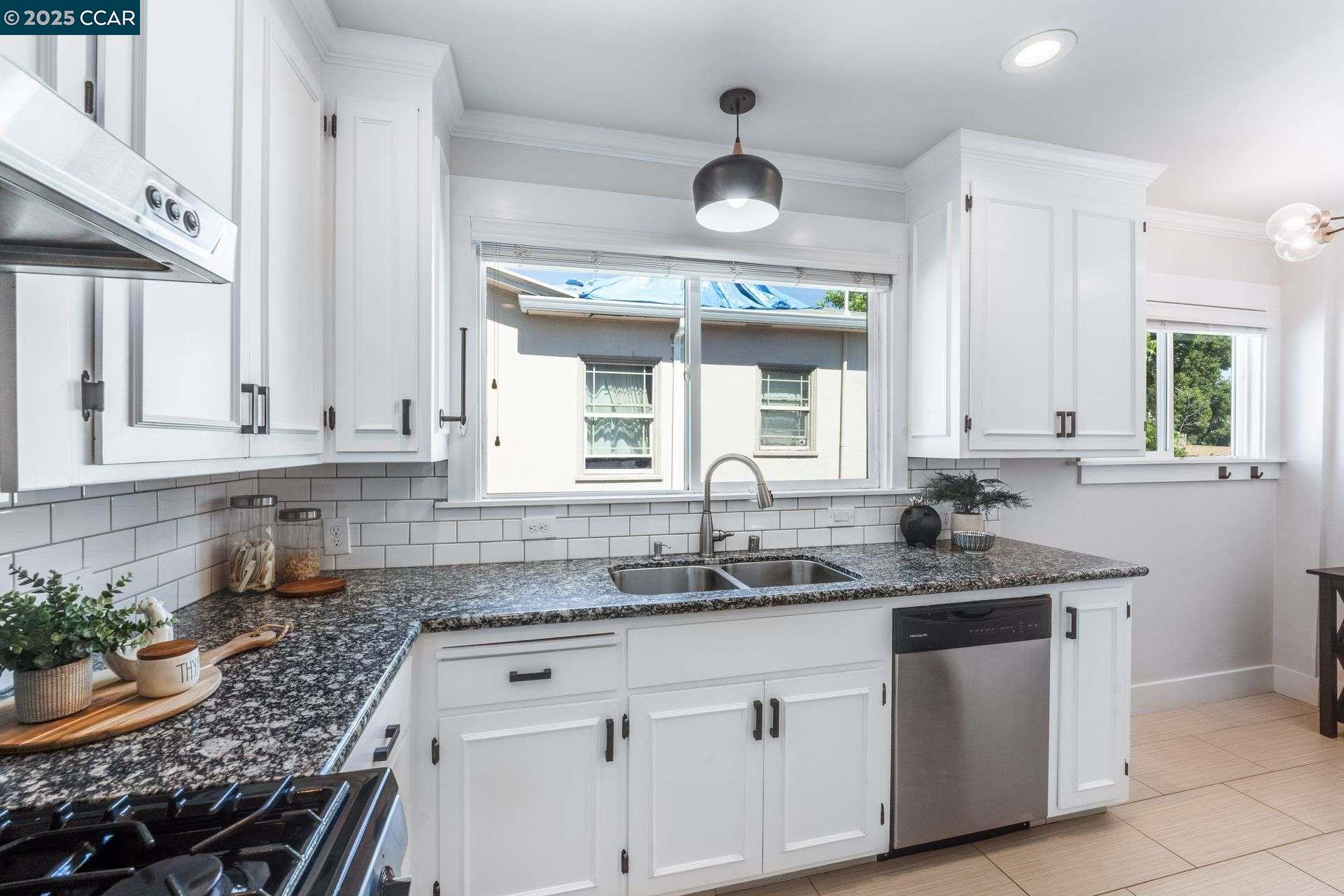 Detail Gallery Image 11 of 30 For 2824 Best Avenue, Oakland,  CA 94619 - 3 Beds | 1 Baths