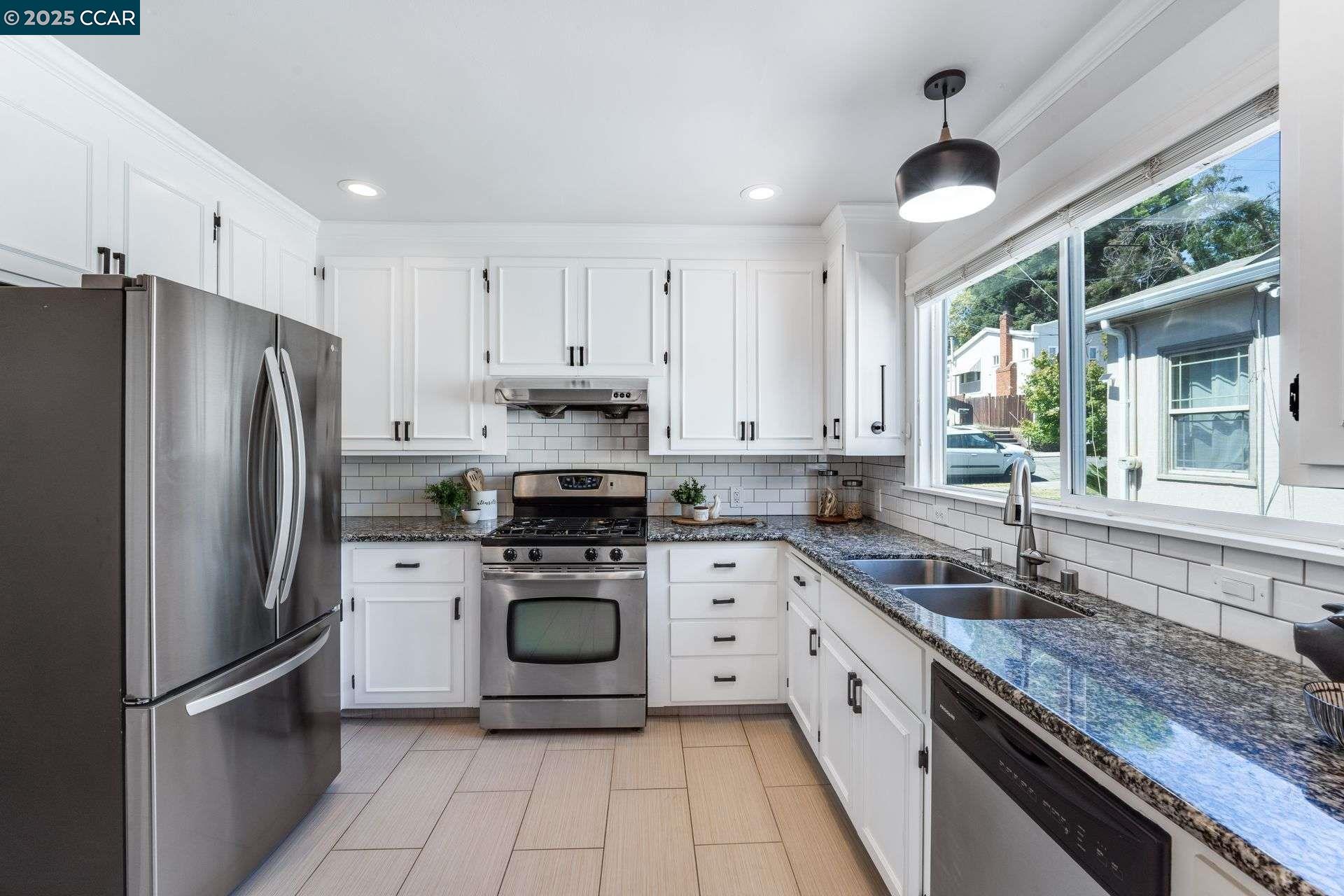 Detail Gallery Image 10 of 30 For 2824 Best Avenue, Oakland,  CA 94619 - 3 Beds | 1 Baths