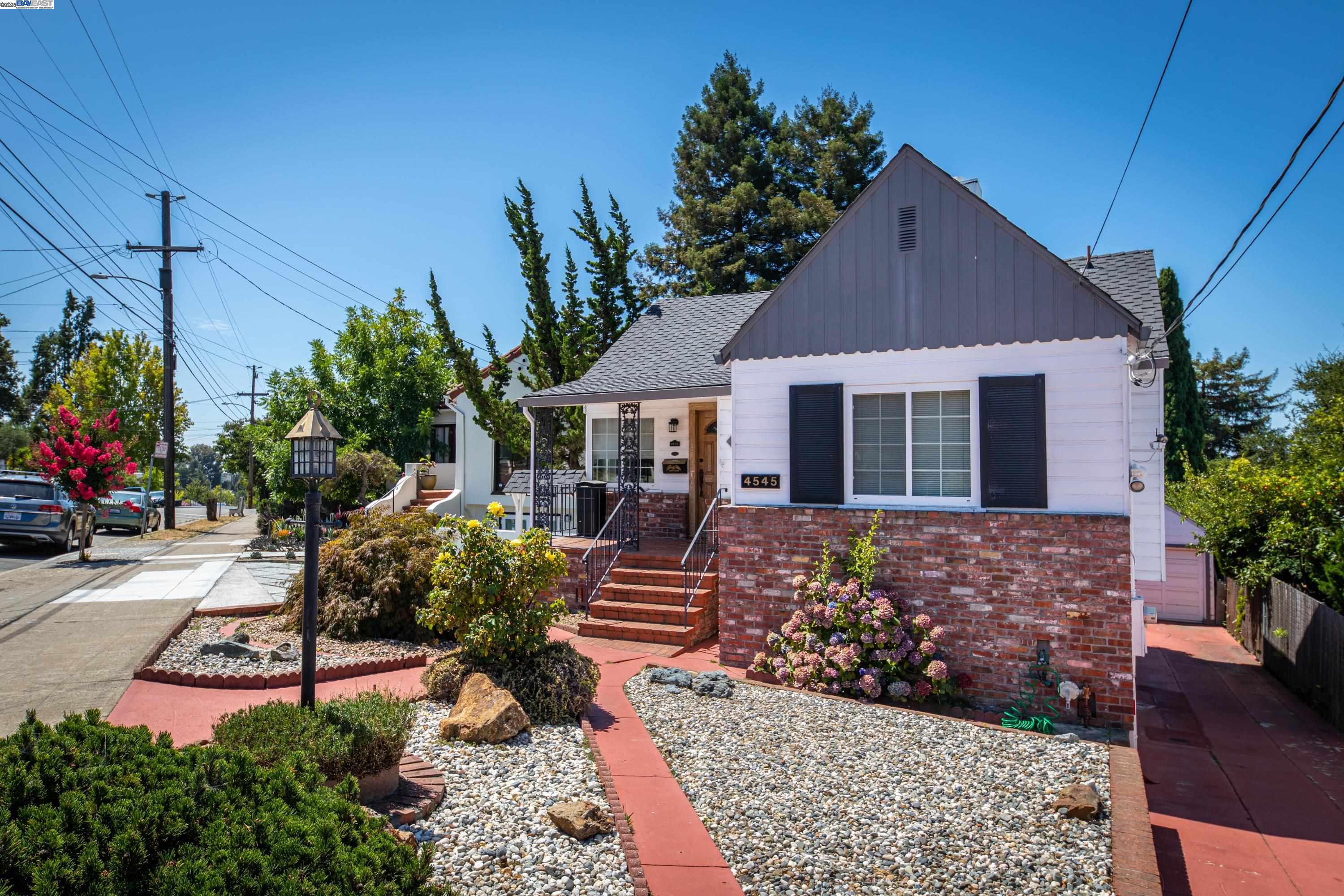 Detail Gallery Image 1 of 42 For 4545 Tompkins Ave, Oakland,  CA 94619 - 3 Beds | 2 Baths