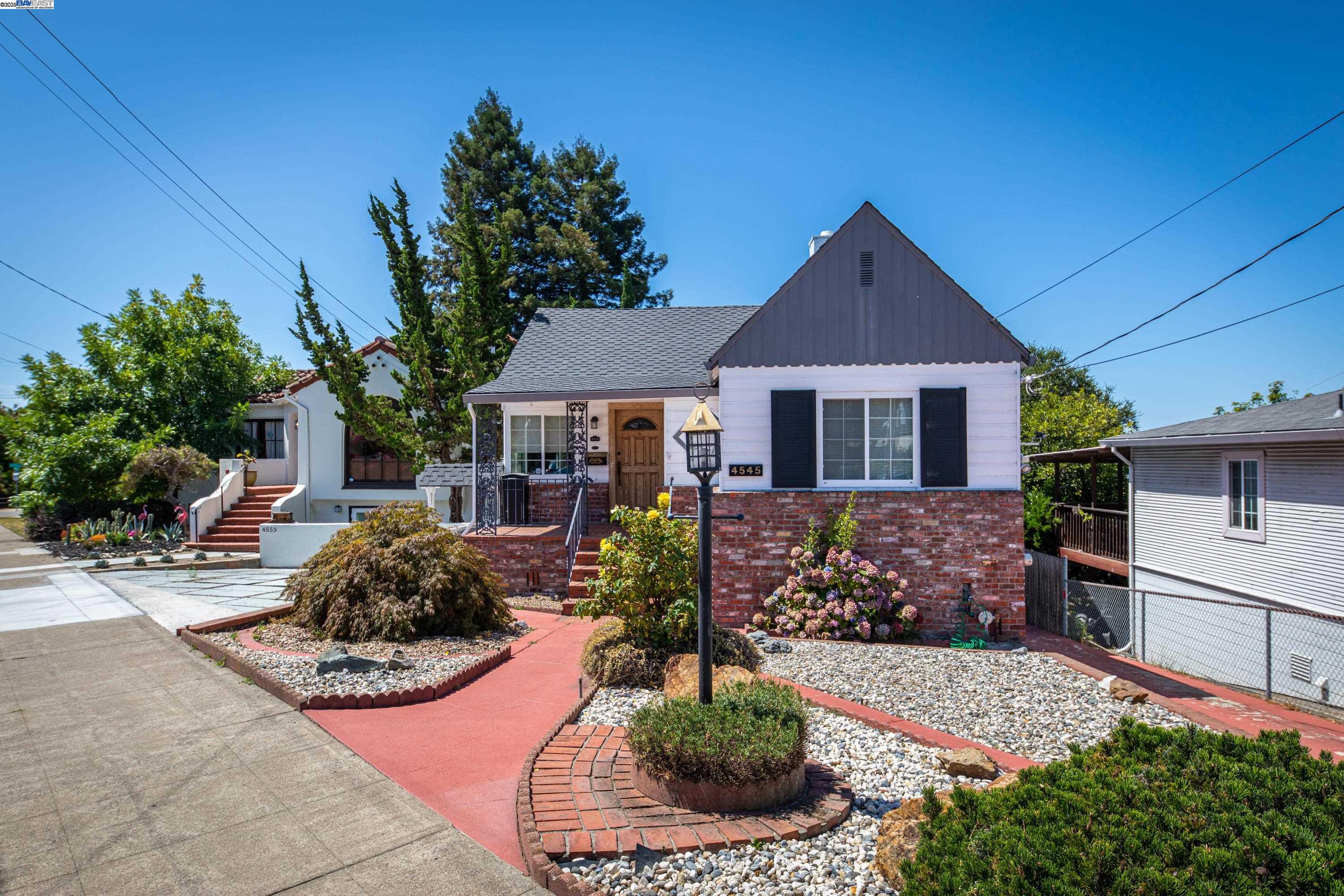 Detail Gallery Image 2 of 42 For 4545 Tompkins Ave, Oakland,  CA 94619 - 3 Beds | 2 Baths